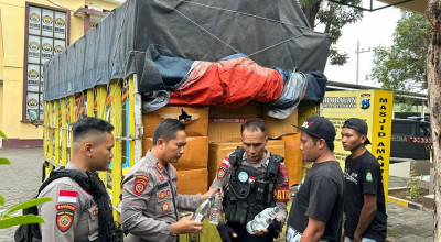 Polres Probolinggo Gagalkan Kiriman Ratusan Botol Miras dari Bali