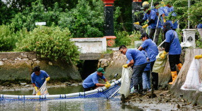 Freeport Bersihkan Sungai Gresik, Peringati Hari Peduli Sampah Nasional 2024