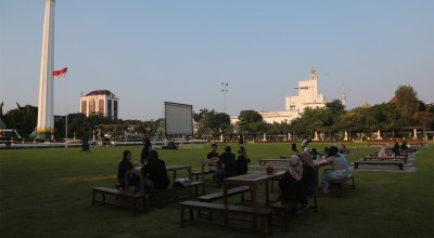 Ngabuburit Asik di Tugu Pahlawan: Ada Hiburan, Kuliner, dan Pangan Murah