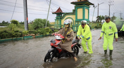 Banjir Genangi Ruas Jalan Raya Sumenep-Pamekasan, Banyak Motor Mogok