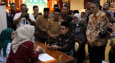 Pejabat Lingkungan Pemprov Jatim Kompak Zakat Bareng di Grahadi