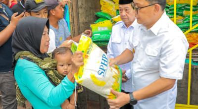 Pj Gubernur Jatim Serahkan Bansos hingga Gelar Pasar Murah di Kota Probolinggo