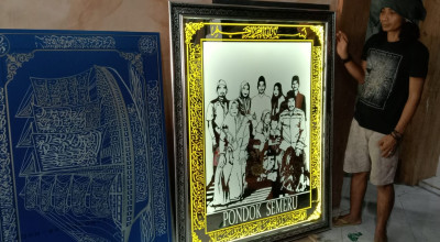 Goresan Gerinda di Atas Kaca Hasilkan Kaligrafi Indah, Karya Seniman Lamongan