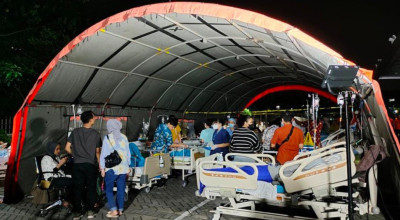 Pasien 2 RS Surabaya Dievakuasi ke Halaman, Bertahan di Tenda Darurat