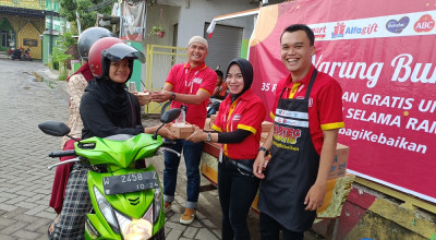 Warteg Gratis Alfamart Bagikan 35.000 Paket Buka Puasa untuk Duafa