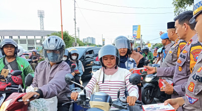 Polresta Sidoarjo Bagikan 300 Paket Buka Puasa di Bundaran TPI