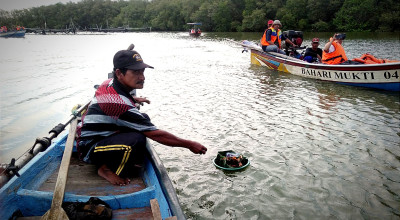 Melihat Tradisi Larung Sesaji Nelayan Manyar Gresik Jelang Ramadan