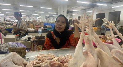 Harga Daging Ayam Terus Naik, Sejumlah Pedagang Pasar Legi Ponorogo Tutup