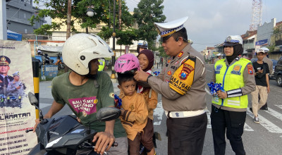 Polres Ponorogo Bagi-bagi Cokelat dalam Operasi Keselamatan Semeru 2024