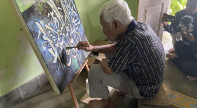 Seniman di Ponorogo Berdakwah Lewat Lukisan Kaligrafi