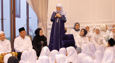 Saat Pokja Wartawan Grahadi Semai Berkah 100 Anak Yatim bareng Ketum Muslimat NU