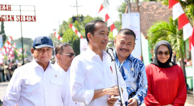 Presiden Jokowi Cek Pesawat Tempur F16 di Madiun, Antarkan Bantuan ke Gaza