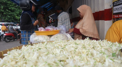 Rezeki Pedagang Bunga di Kota Probolinggo Jelang Ramadan, Penjualan Naik 5 Kali