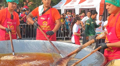 1.000 Porsi Tumis Bandeng Dibagikan Gratis di Alun-Alun Sidoarjo