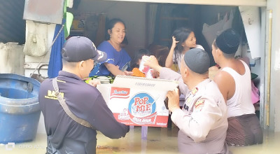 3 Kecamatan di Sampang Banjir, Polisi Salurkan Bantuan Sembako