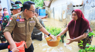 Pj Gubernur Jatim Tinjau Banjir Bangkalan, Pastikan Logistik Korban Terpenuhi