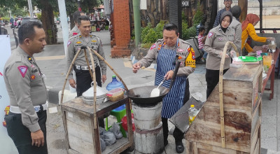 Menengok Aksi Polisi Ponorogo Masak untuk Buka Puasa Pengguna Jalan