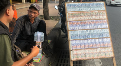 Jasa Penukaran Uang Musiman Mulai Menjamur di Tepi Jalan Surabaya