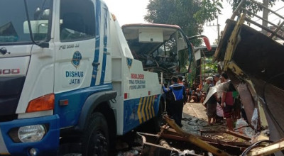 Bus Seruduk Truk Tabrak 4 Rumah dan Pemotor di Singosari Malang, 1 Tewas