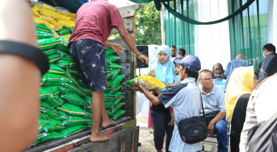 Warga Kota Probolinggo Serbu Sembako Murah Jelang Ramadan