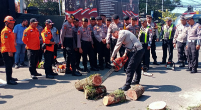 Anggota Polresta Malang Potong Pohon dan Tangani Korsleting Listrik, Ada Apa?