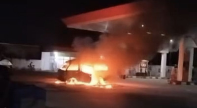 Mobil Carry Terbakar di SPBU Bangkalan saat Isi Bensin
