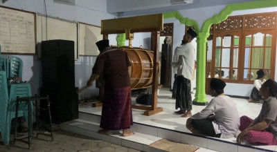 Saat Remaja Turut dalam Tradisi Tabuh Bedug usai Salat Tarawih di Ponorogo