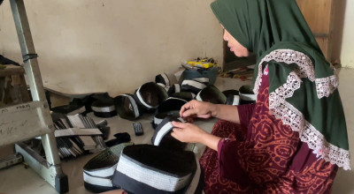 Perajin Songkok di Lamongan Banjir Pesanan Jelang Ramadan, Omzet Tembus Rp200 Juta