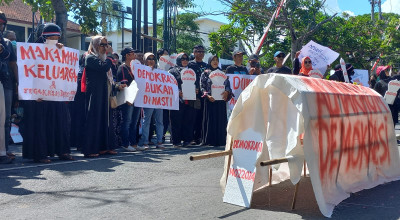 Ratusan Massa Unjuk Rasa Depan DPRD Tulungagung Dukung Hak Angket