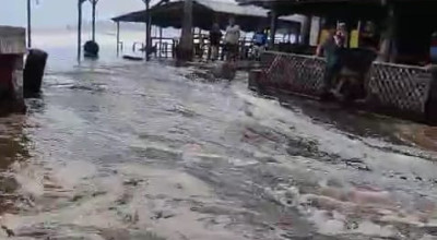 Gelombang Tinggi Terjang Pesisir Selatan Trenggalek, Banjir Rob Rendam Pertokoan