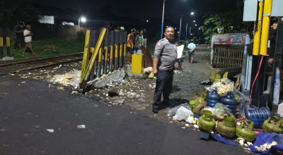 Tossa Muat Elpiji 3 Kg Dihantam Kereta Api di Kediri, Pengendara Tewas