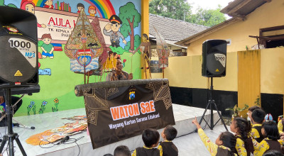 Polisi Dalang di Kediri Ajak Anak-anak Belajar Puasa Melalui Lakon Wayang Kardus
