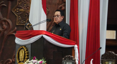 Pj Gubernur Paparkan Rencana Perubahan Pengelolaan EBT di Paripurna DPRD Jatim