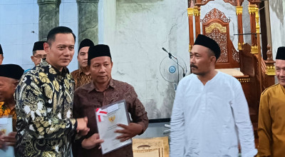 10 Sertifikat Wakaf Diserahkan di Sidoarjo, AHY: Ada 2900 Titik Harus Tuntas