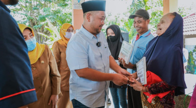 Bupati Fandi Salurkan Bantuan Sosial untuk Warga Jelang Lebaran