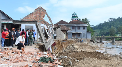 Bupati Trenggalek Tinjau Pemulihan Cepat Banjir Bandang di Munjungan