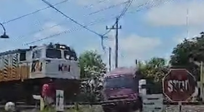 5 Fakta Mobil Suzuki Carry Tertabrak Kereta Api di Madiun