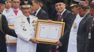 Eri Cahyadi Terima 2 Penghargaan dari Presiden RI di Hari Otoda 2024