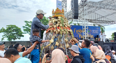 Semarak Festival Kupatan di Lamongan, Ratusan Warga Berebut Gunungan