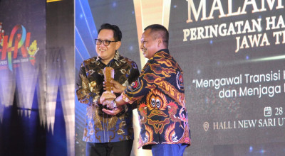 Pj Gubernur Jatim Terima Penghargaan pada Peringatan HPN di Jember