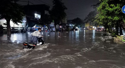 40 Mobil Damkar Diterjunkan untuk Sedot Genangan Banjir di Surabaya