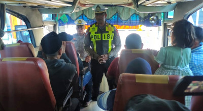Polisi Sidoarjo Blusukan Dalam Bus di Terminal Purabaya, Ngapain?