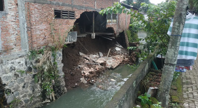 2 Rumah di Kota Malang Ambrol Tergerus Aliran Sungai Bango