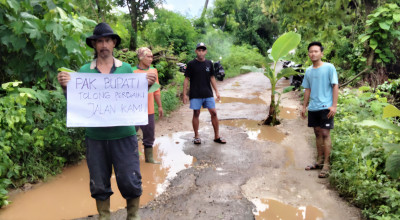 Warga Pantura Lamongan Protes Jalan Rusak, Minta Pak Yes Turun Tangan