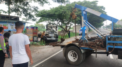 Pikap Oleng Seruduk Pemotor dan Warung di Lamongan, Begini Nasib Korbannya