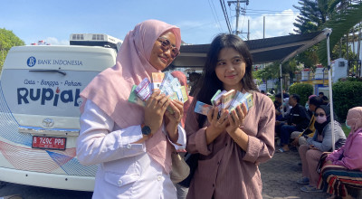 Warga Luar Kota Ikut Menyerbu Penukaran Uang Baru di Ponorogo