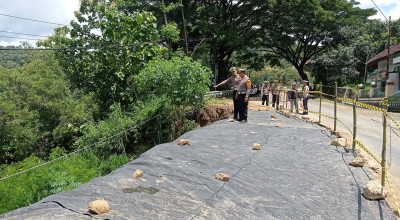 Jalan Raya Ponorogo-Pacitan Km 225 Longsor, Pemudik Harus Waspada!