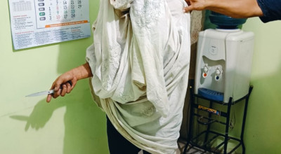 Kakek Berkostum Pocong di Ponorogo Obok-obok Toko Swalayan