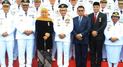 Khofifah Terima Satyalancana Karya Bhakti Praja Nugraha, Eksklusif dari Presiden