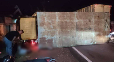 Pemotor di Bojonegoro Tewas Tertimpa Truk Box yang Terguling